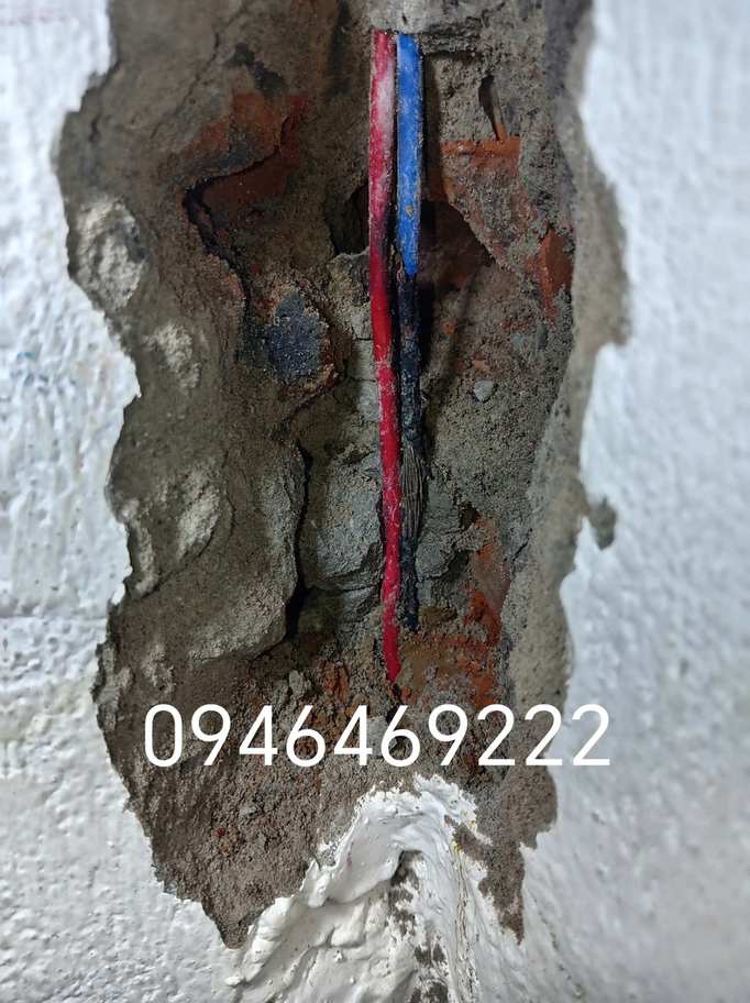 Dò chập điện âm tường tại vị trí dây cháy xém sau khi mở cục bộ