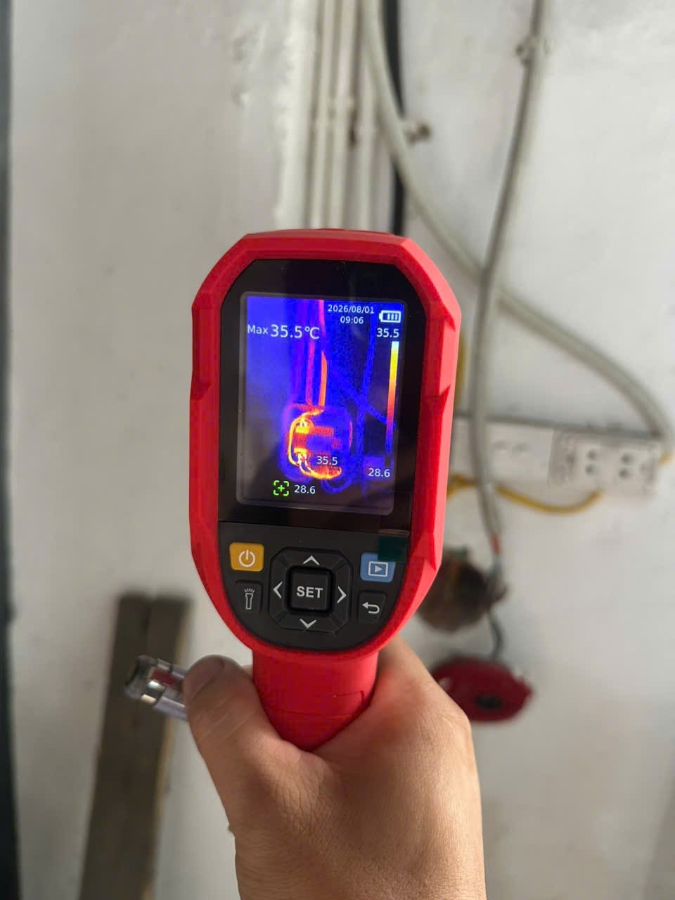 Thiết bị hỗ trợ kiểm tra nhiệt tại khu vực hộp nối khi Aptomat nhảy liên tục