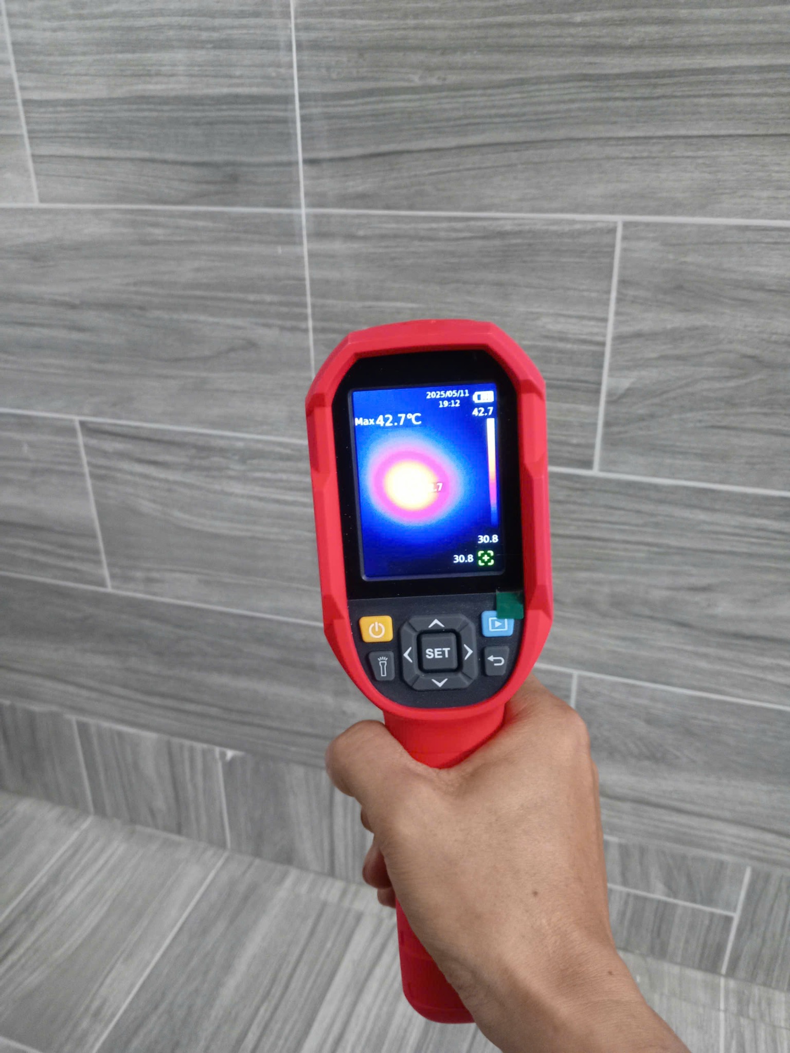 Thiết bị hỗ trợ kiểm tra nhiệt tại mảng tường ốp gạch ở công trình Hà Nội