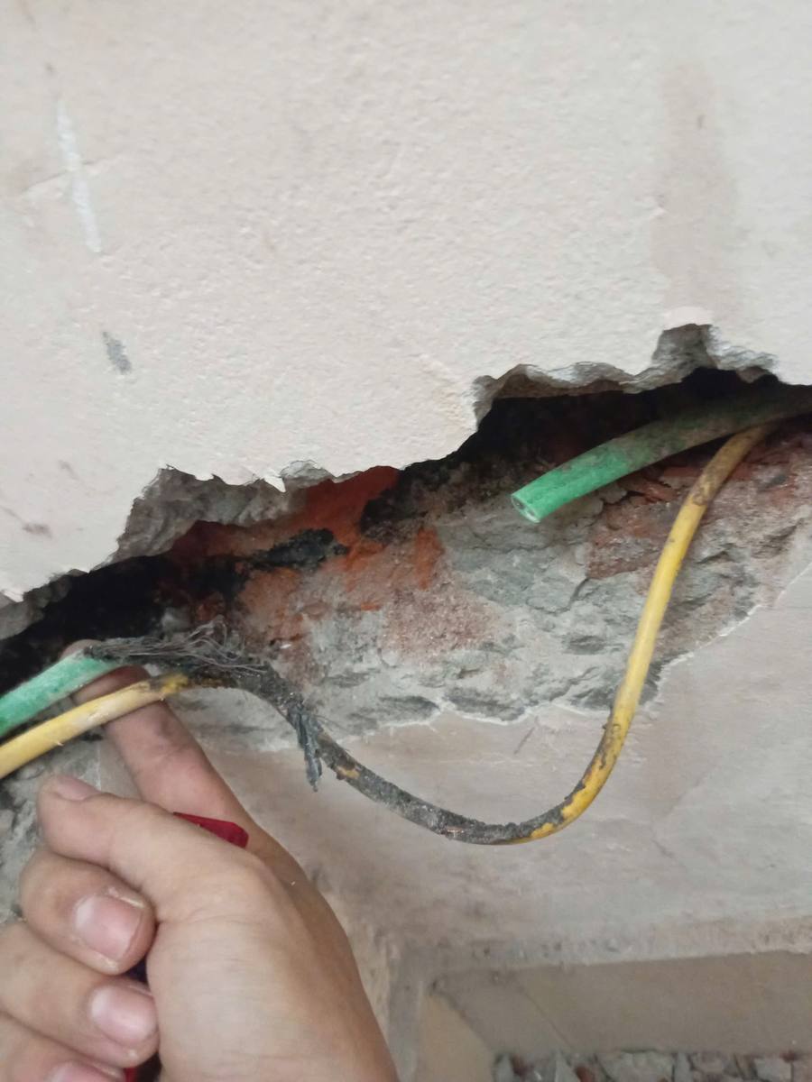 Đường dây âm tường được mở cục bộ để kiểm tra hiện trạng
