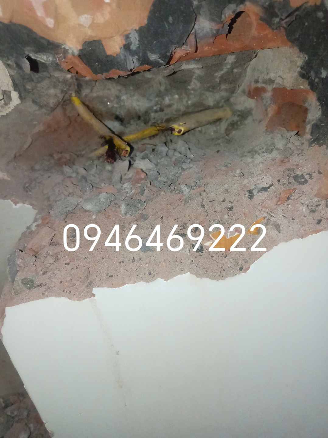 Hai đầu dây lộ ra sau khi mở cục bộ góc tường tại Tây Hồ