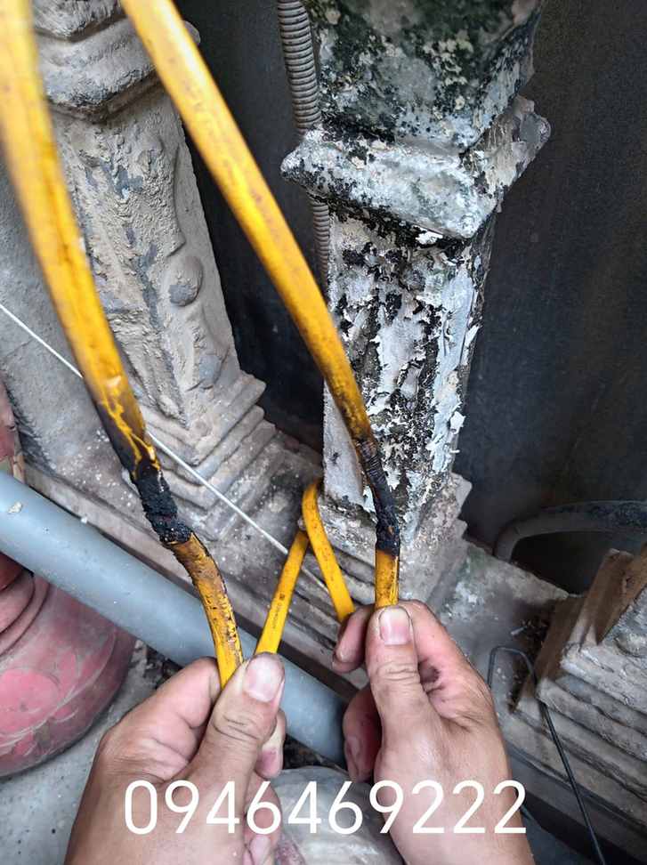 Hai đoạn dây điện cháy xém được đối chiếu khi kiểm tra tại Cầu Giấy
