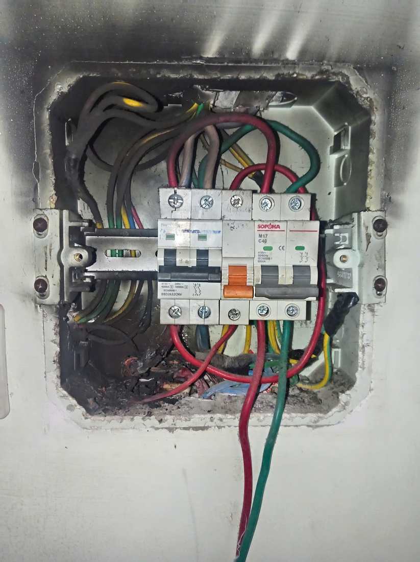 Hiện trạng Aptomat và dây điện có dấu hiệu chập cháy