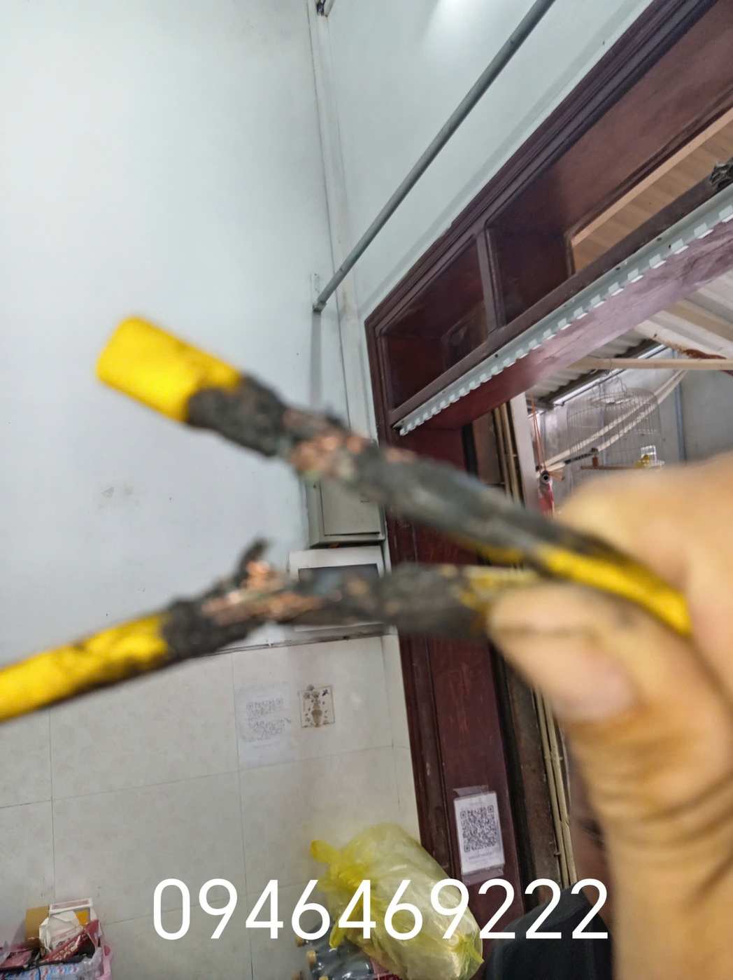 Hiện trạng dây điện cháy xém tại khu vực thi công kiểm tra sự cố Aptomat