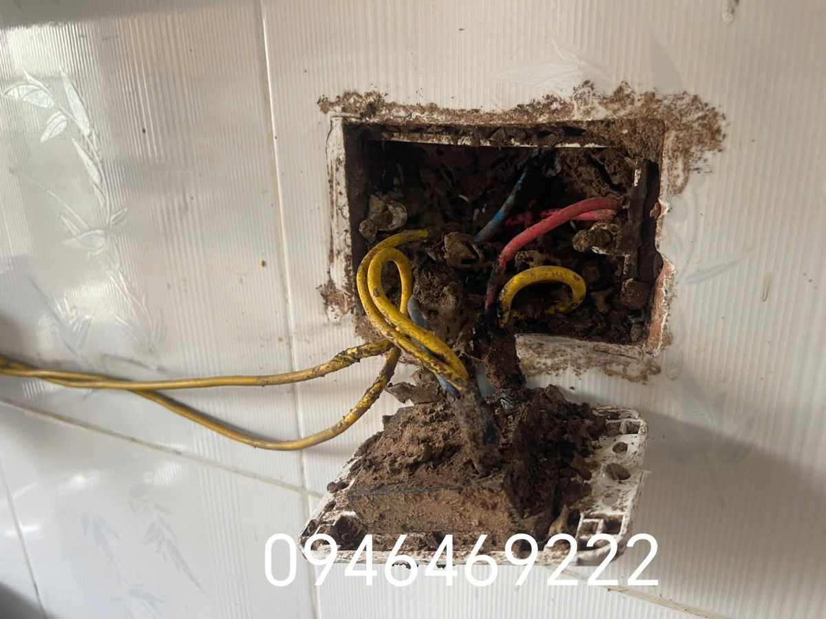 Hiện trạng hộp điện âm tường cần kiểm tra tại Long Biên