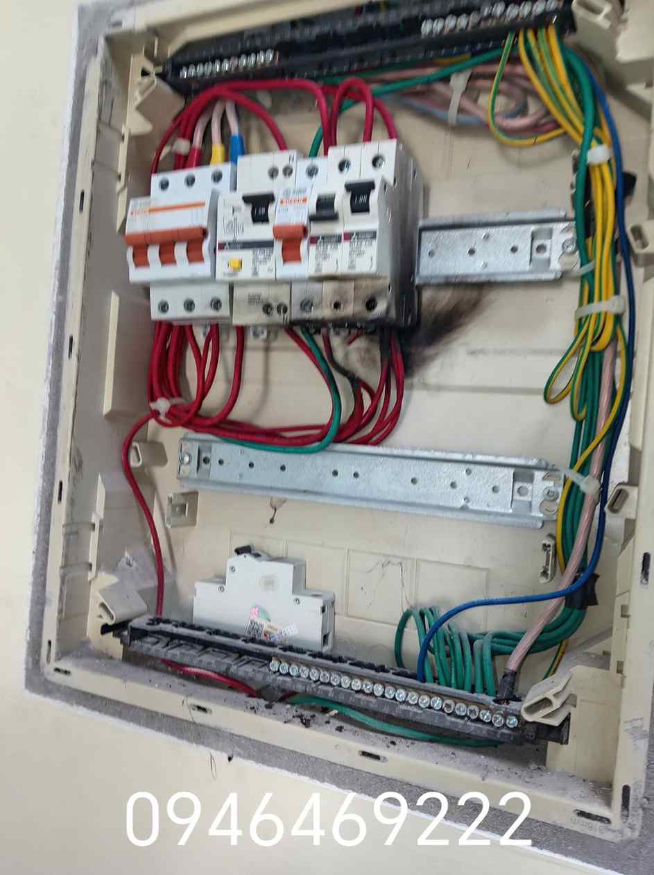 Toàn cảnh tủ điện với các Aptomat và dây dẫn được kiểm tra