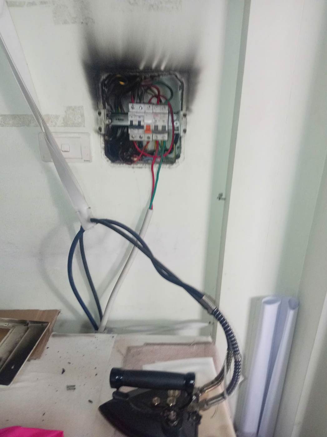 Hiện trường tủ điện bị ám khói trên tường và dây dẫn đang mở kiểm tra