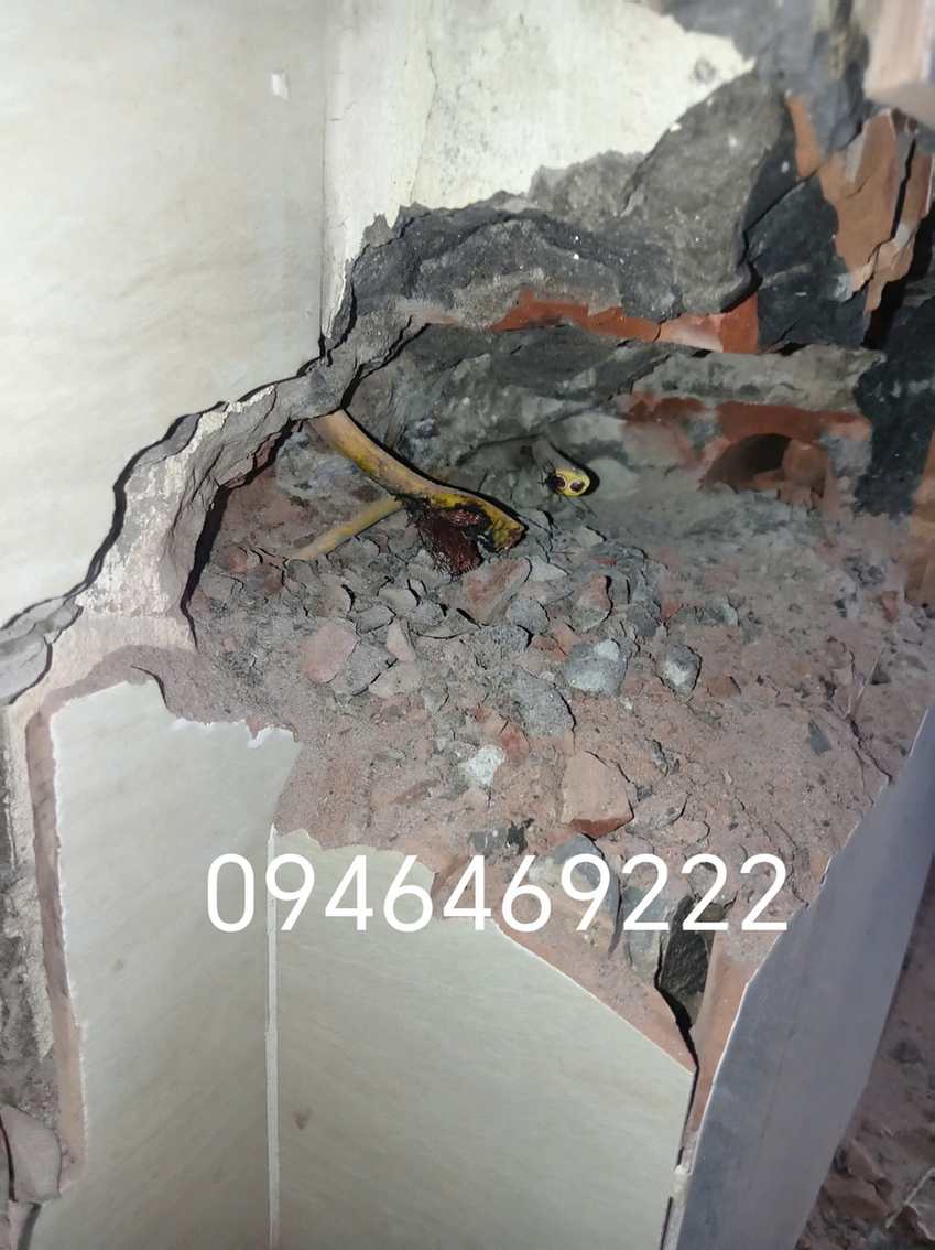 Hốc tường được mở cục bộ để kiểm tra đường dây điện âm tại Hai Bà Trưng