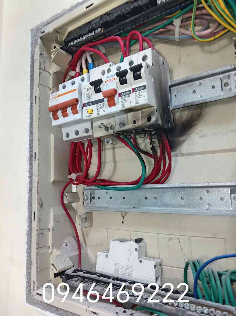 Hộp Aptomat có dấu cháy xém và ám đen tại vị trí đi dây