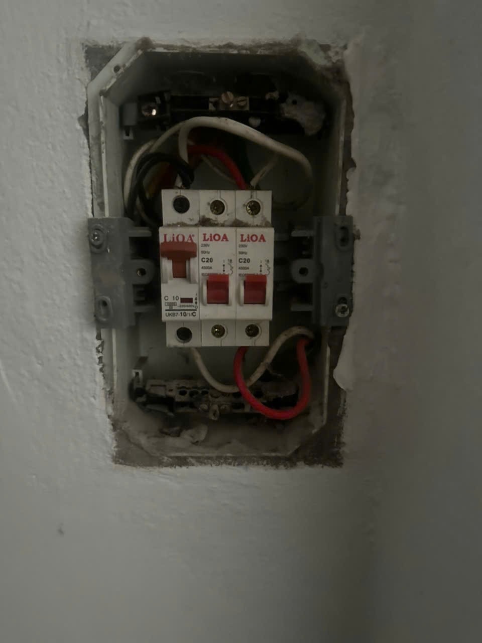 Hộp Aptomat LiOA trong quá trình kiểm tra sự cố Aptomat nhảy liên tục
