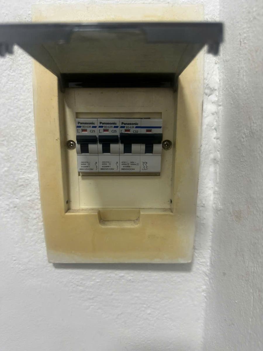 Hộp Aptomat nhánh được quan sát trước khi kiểm tra hệ thống điện
