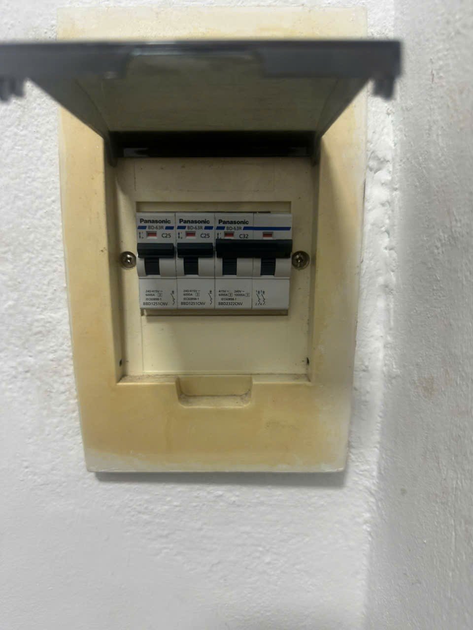 Hộp Aptomat Panasonic cần đối chiếu khi kiểm tra hiện tượng nhảy liên tục