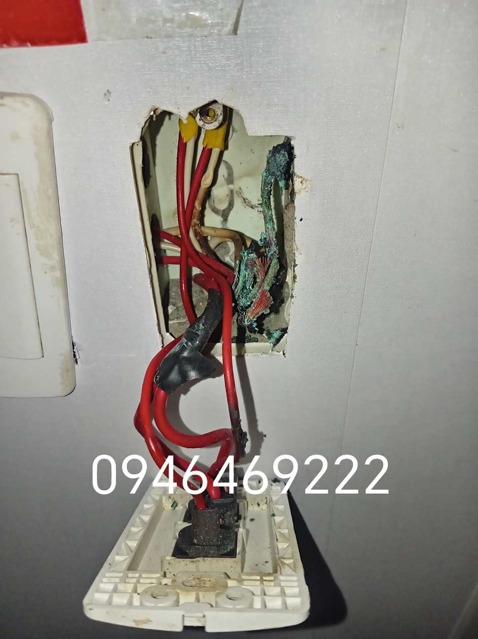 Hộp công tắc có dây điện hư hỏng được kiểm tra tại Đống Đa