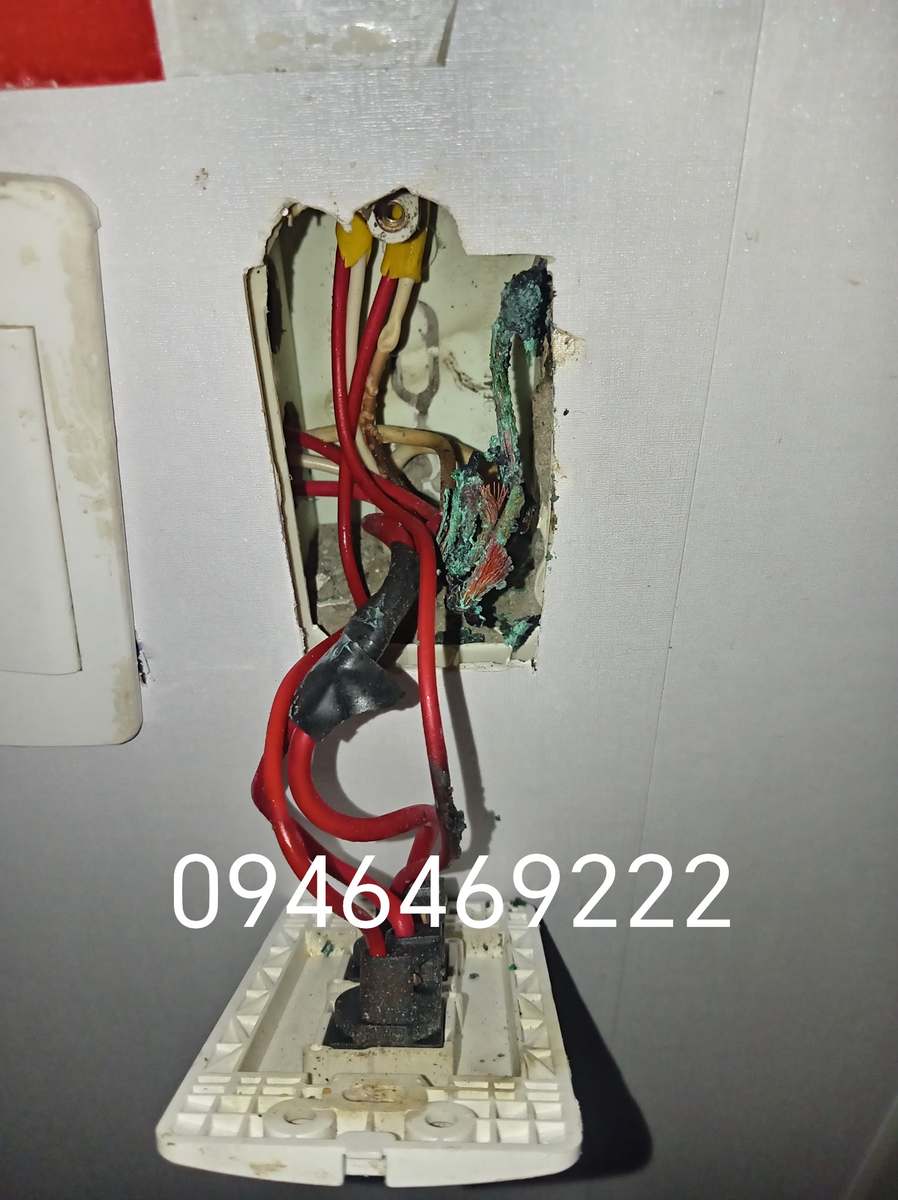 Hộp công tắc có đoạn dây nóng chảy và lộ lõi cần kiểm tra tại Ba Đình
