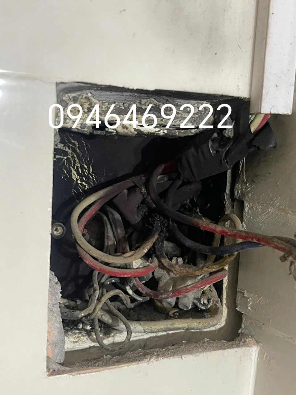 Hộp điện âm tường có dấu hiệu cháy xém tại Đống Đa