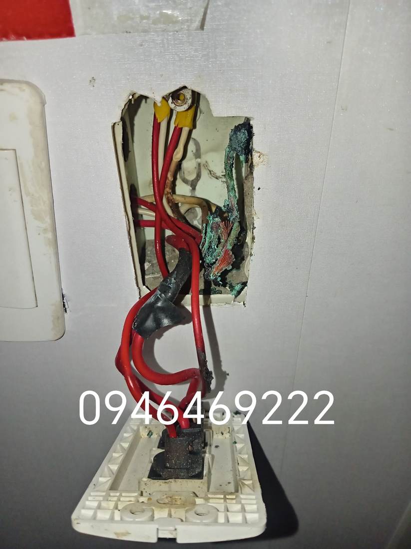 Hộp thiết bị âm tường có nhiều dây và vùng dây hư hỏng