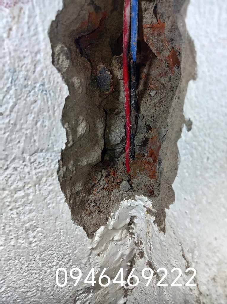 Khu vực dây điện âm tường có vỏ sẫm màu cần đo kiểm thêm