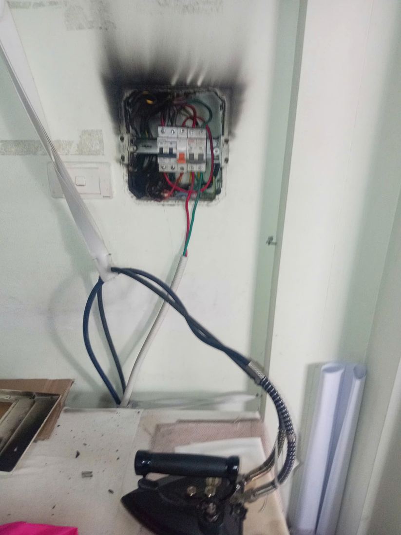 Khu vực tủ điện có vệt ám đen sau sự cố