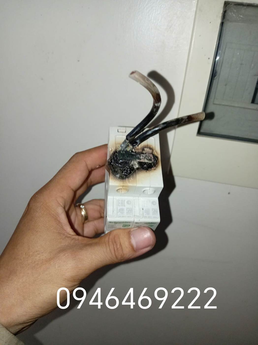 Kiểm tra Aptomat có bề mặt cháy xém tại Ba Đình