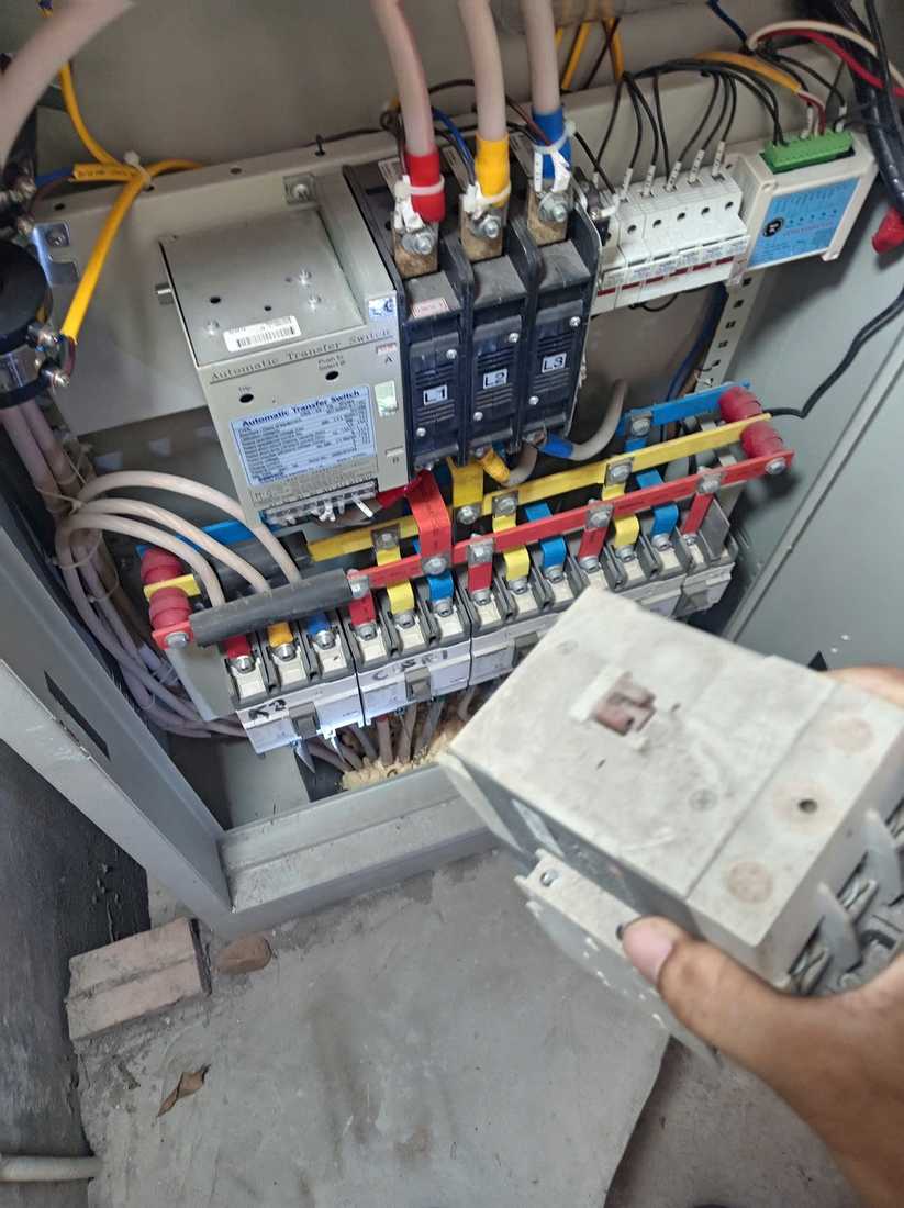 Kiểm tra Aptomat và các đầu nối trong tủ điện tổng