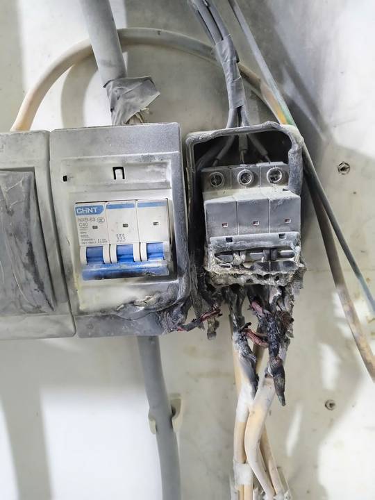 Kiểm tra Aptomat và dây điện có dấu hiệu chập cháy