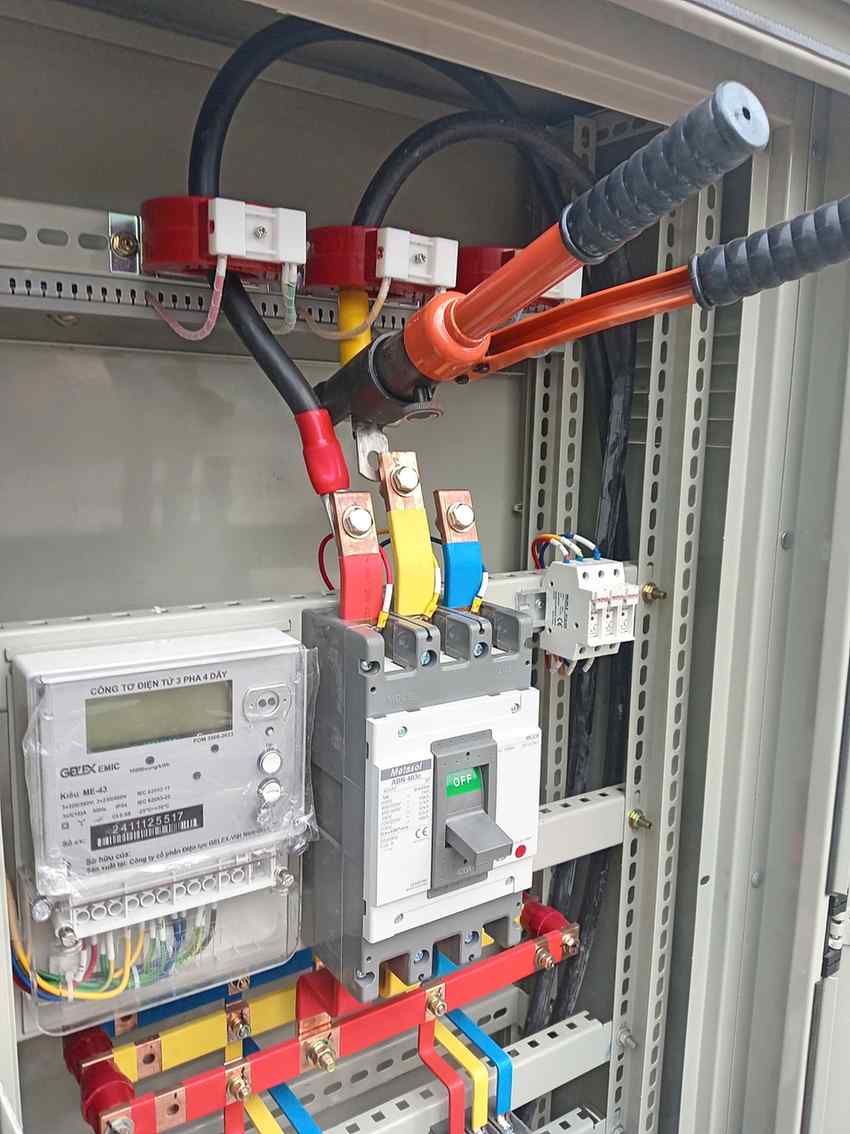 Kiểm tra đầu cáp và Aptomat trong tủ điện 3 pha
