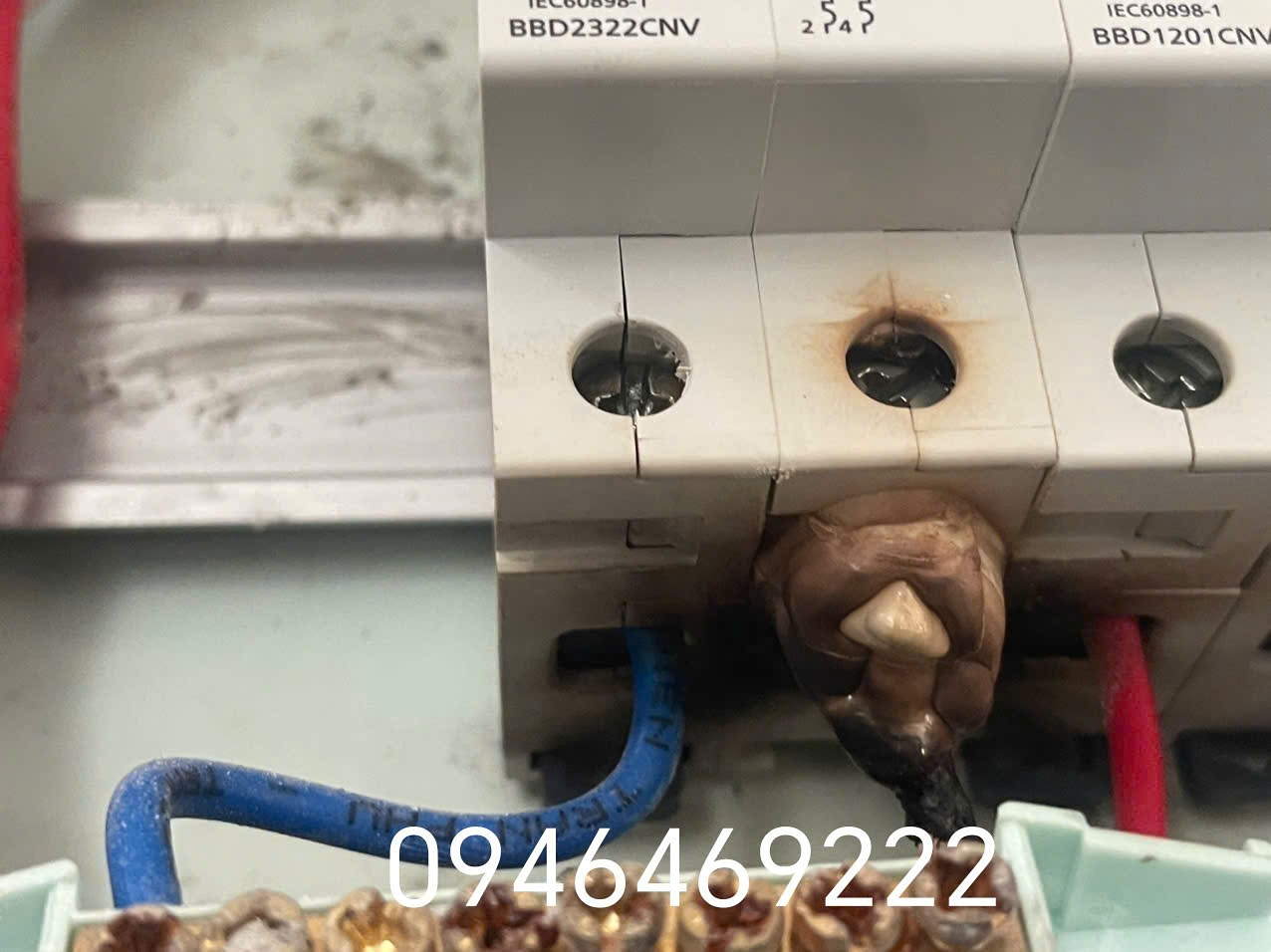 Đầu nối Aptomat có dấu hiệu cháy xém tại Hai Bà Trưng
