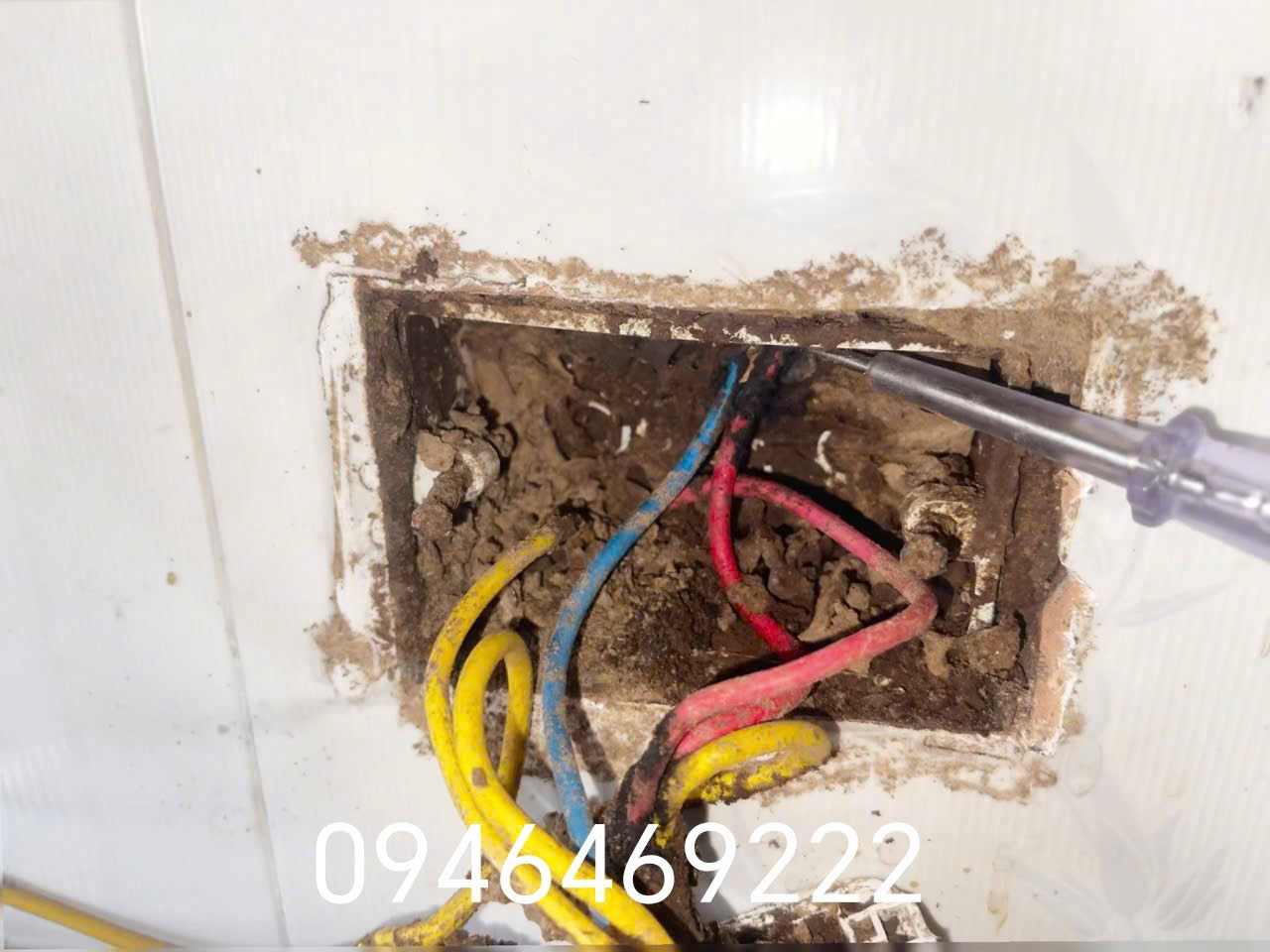 Kiểm tra dây dẫn trong hộp điện dân dụng tại Thanh Xuân