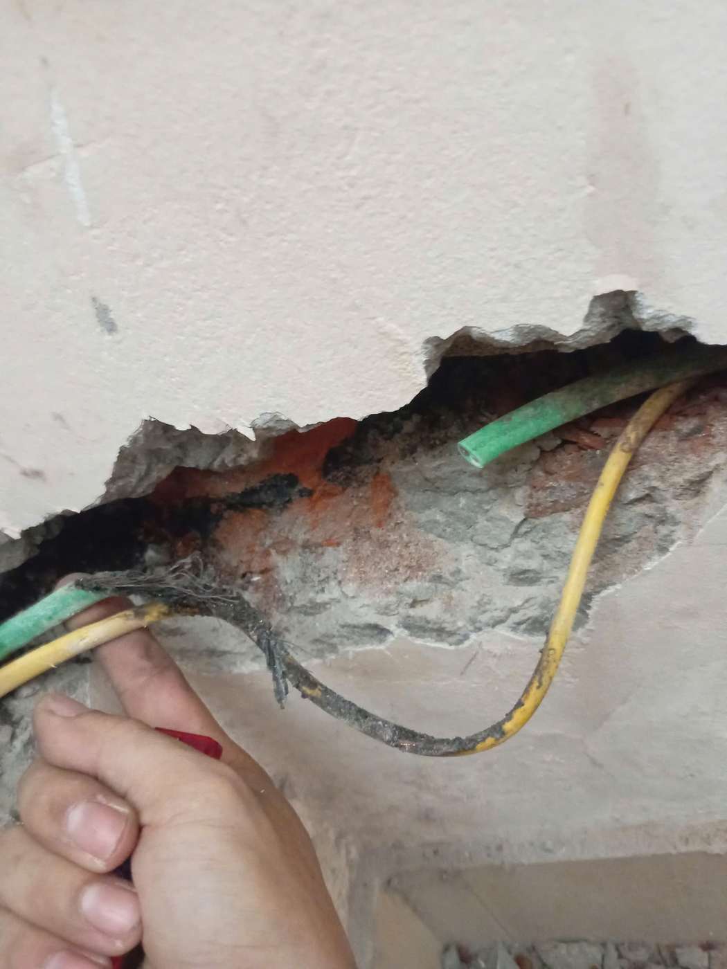 Kiểm tra đoạn dây điện âm tường có dấu hiệu hư hỏng