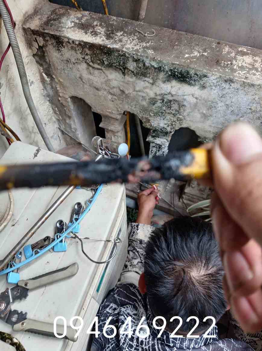 Kiểm tra dây điện bị cháy tại khu vực ngoài nhà Hà Đông