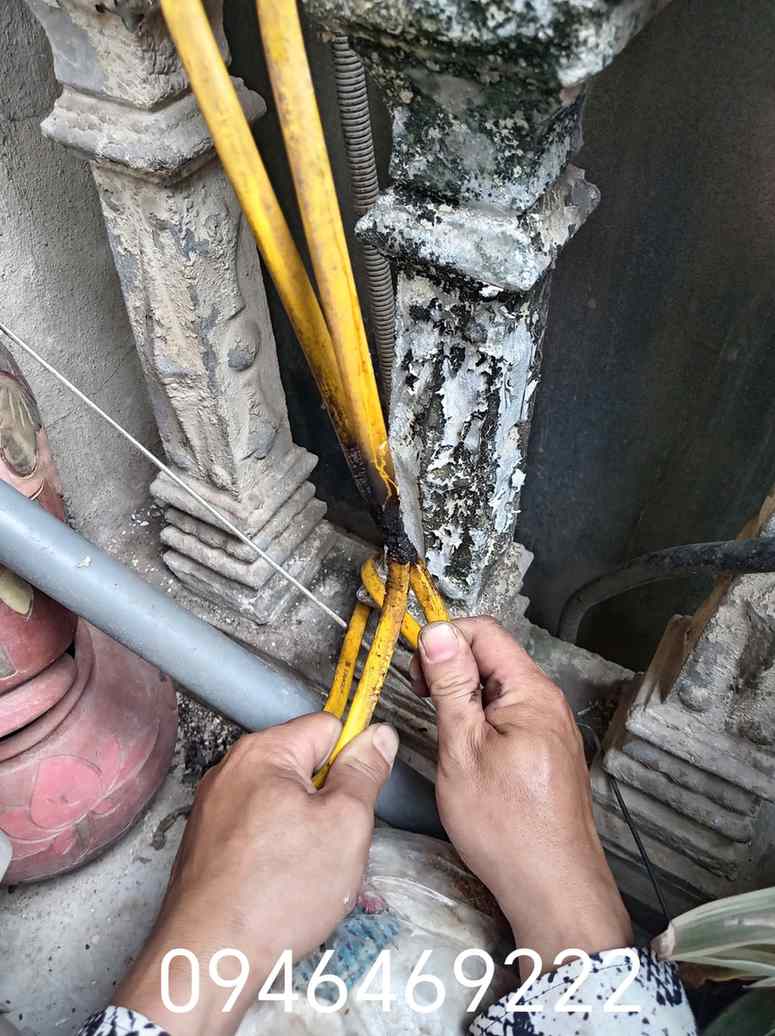 Cận cảnh lớp bọc dây điện bị sẫm màu và biến dạng