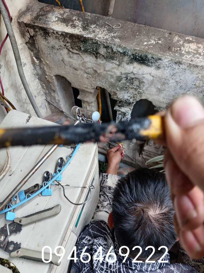 Đoạn dây và khu vực tường đã mở đang được thợ kiểm tra