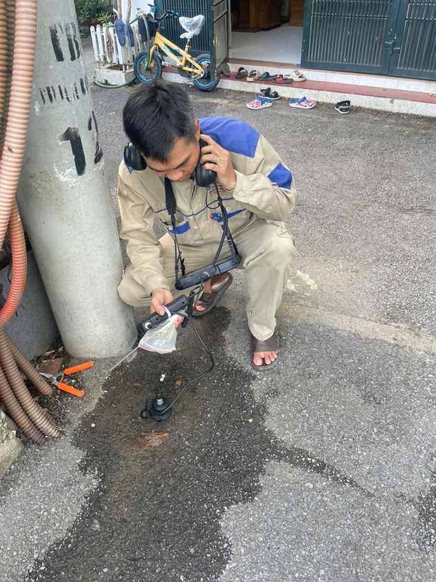 Kiểm tra đường cáp ngầm tại chân cột điện trước khi khoanh vùng
