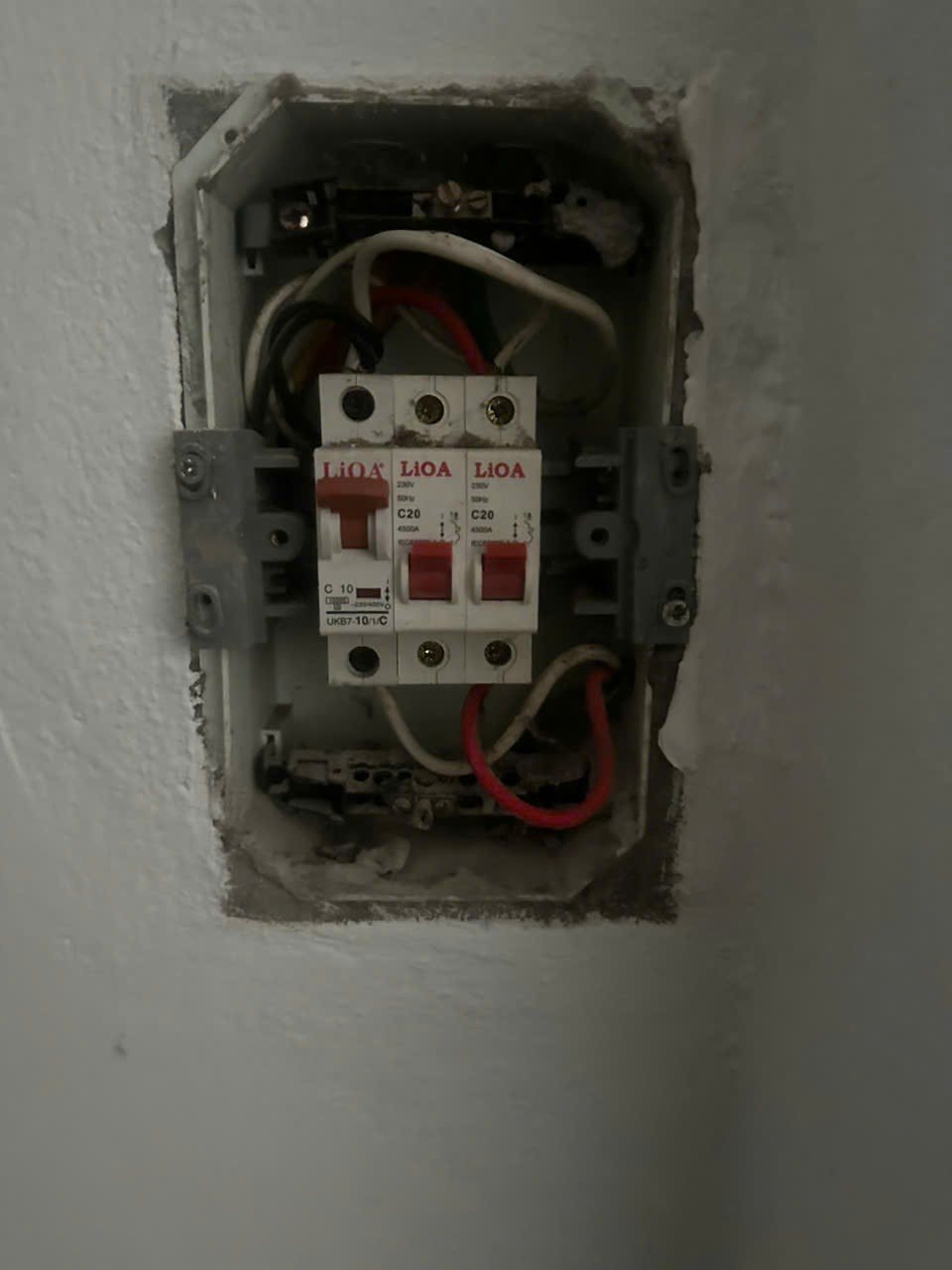 Kiểm tra Aptomat và đầu dây trong hộp điện Long Biên