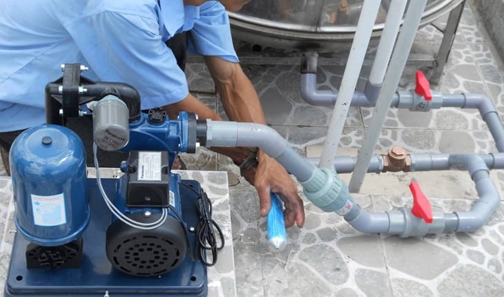 Kiểm tra máy bơm tăng áp Thợ kiểm tra máy bơm tăng áp tại hệ thống đường nước