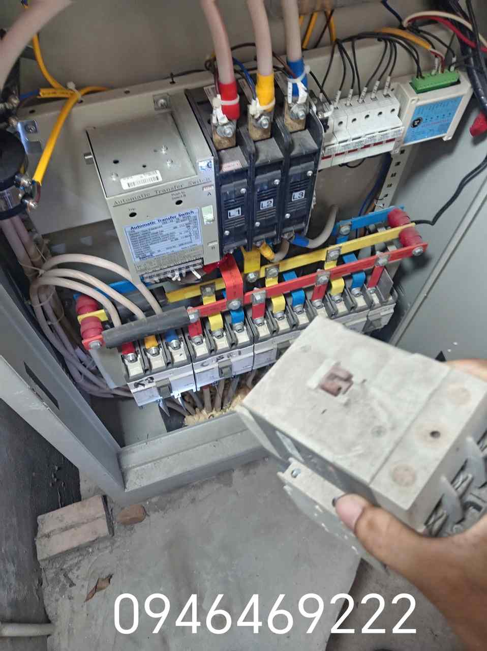 Kiểm tra thiết bị và thanh dẫn trong tủ điện 3 pha