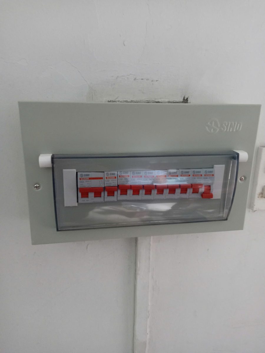 Kiểm tra tủ điện khi dò tìm điểm rò điện ra nền tại Nam Từ Liêm
