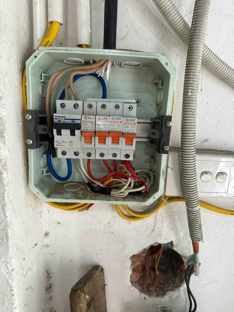 Kiểm tra tủ điện sau khi mở nắp tại Đống Đa