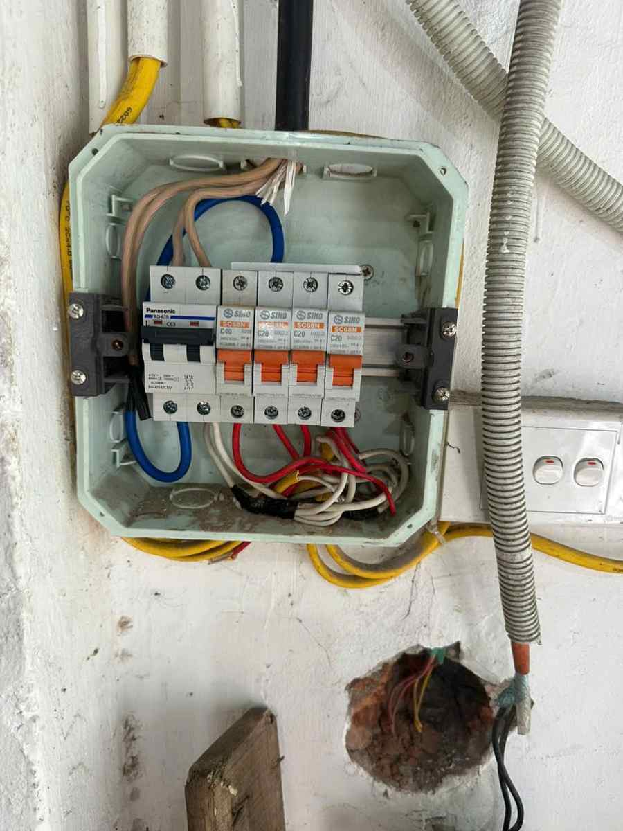 Kiểm tra từng nhánh điện tại tủ điện ở Tây Hồ