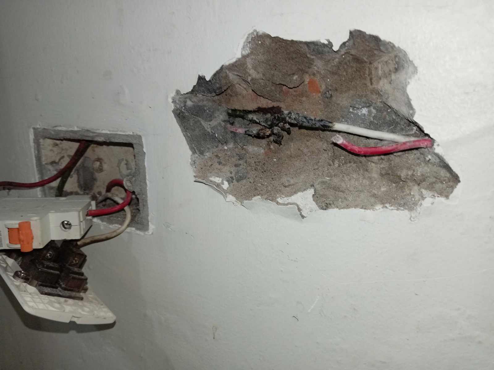 Lớp cách điện dây âm tường cháy đen tại vị trí được kiểm tra