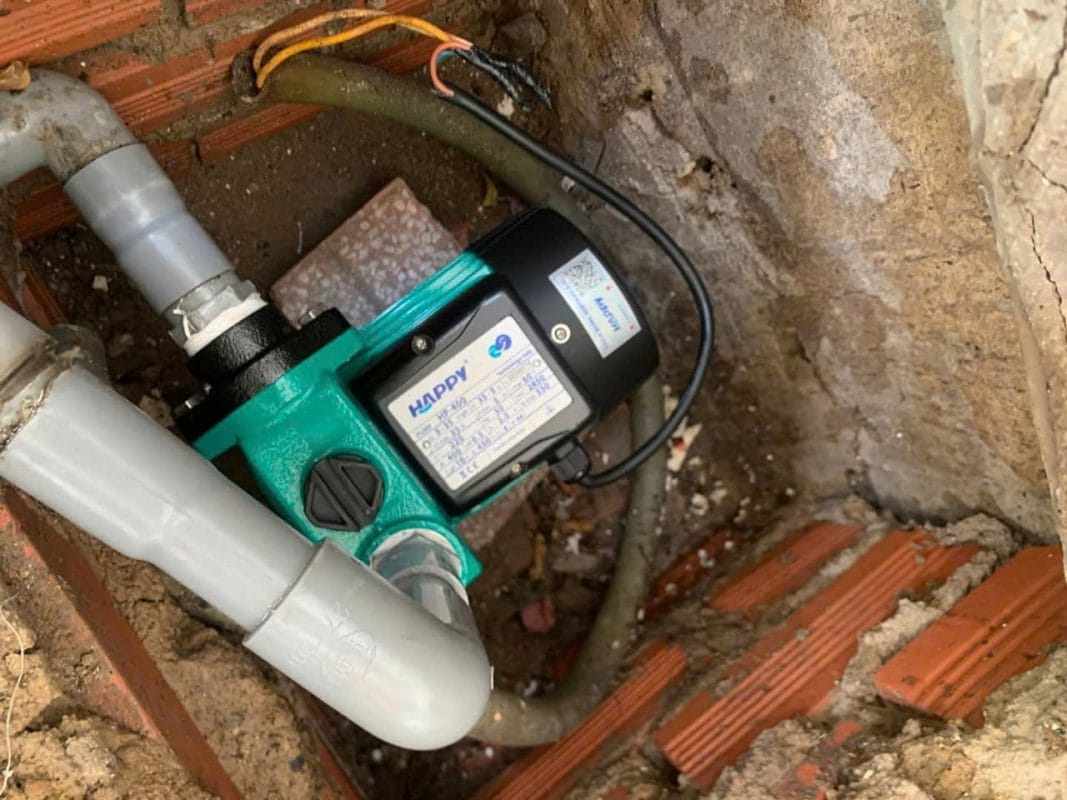 Kiểm tra máy bơm lắp trong hốc kỹ thuật Máy bơm nước lắp trong khu vực kỹ thuật