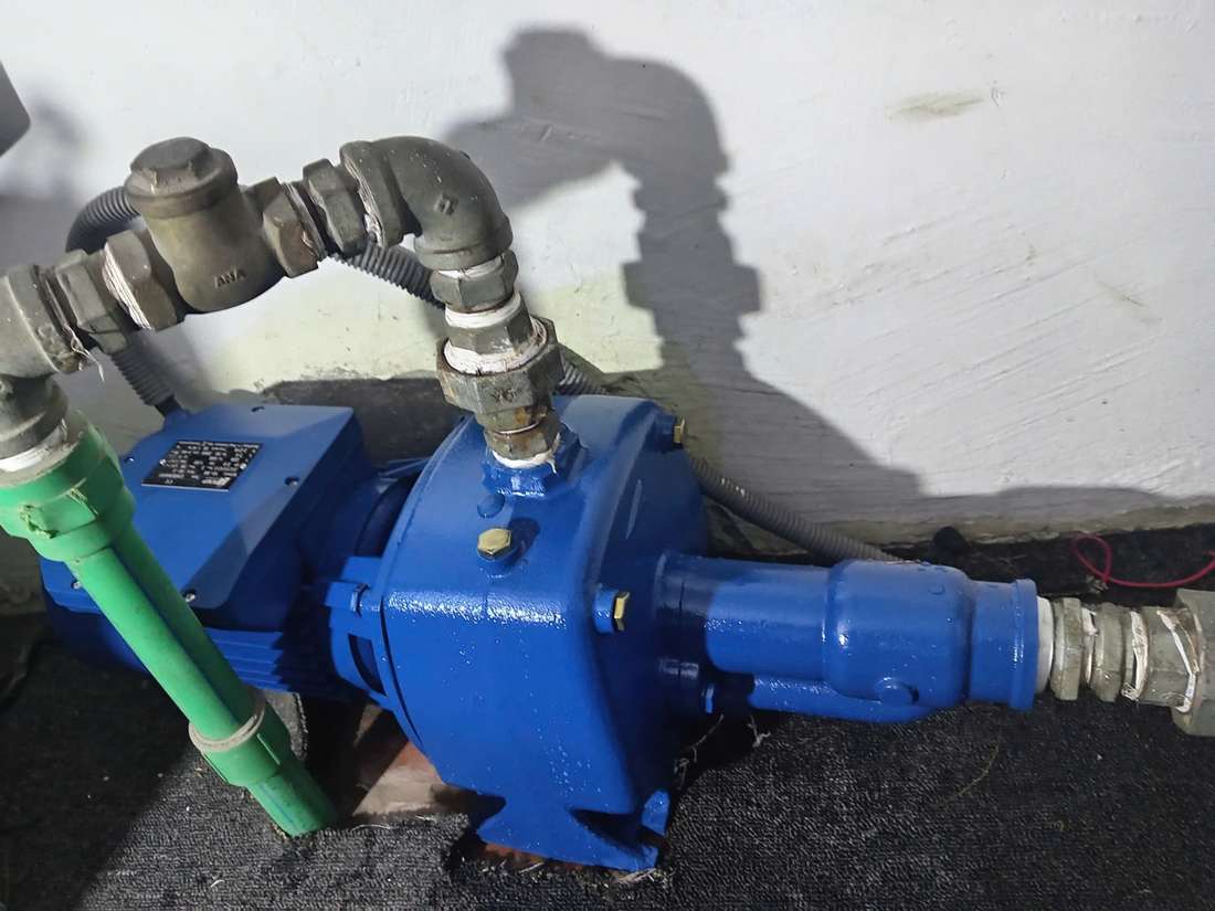 Máy bơm nước và đường ống cần kiểm tra van giữ áp