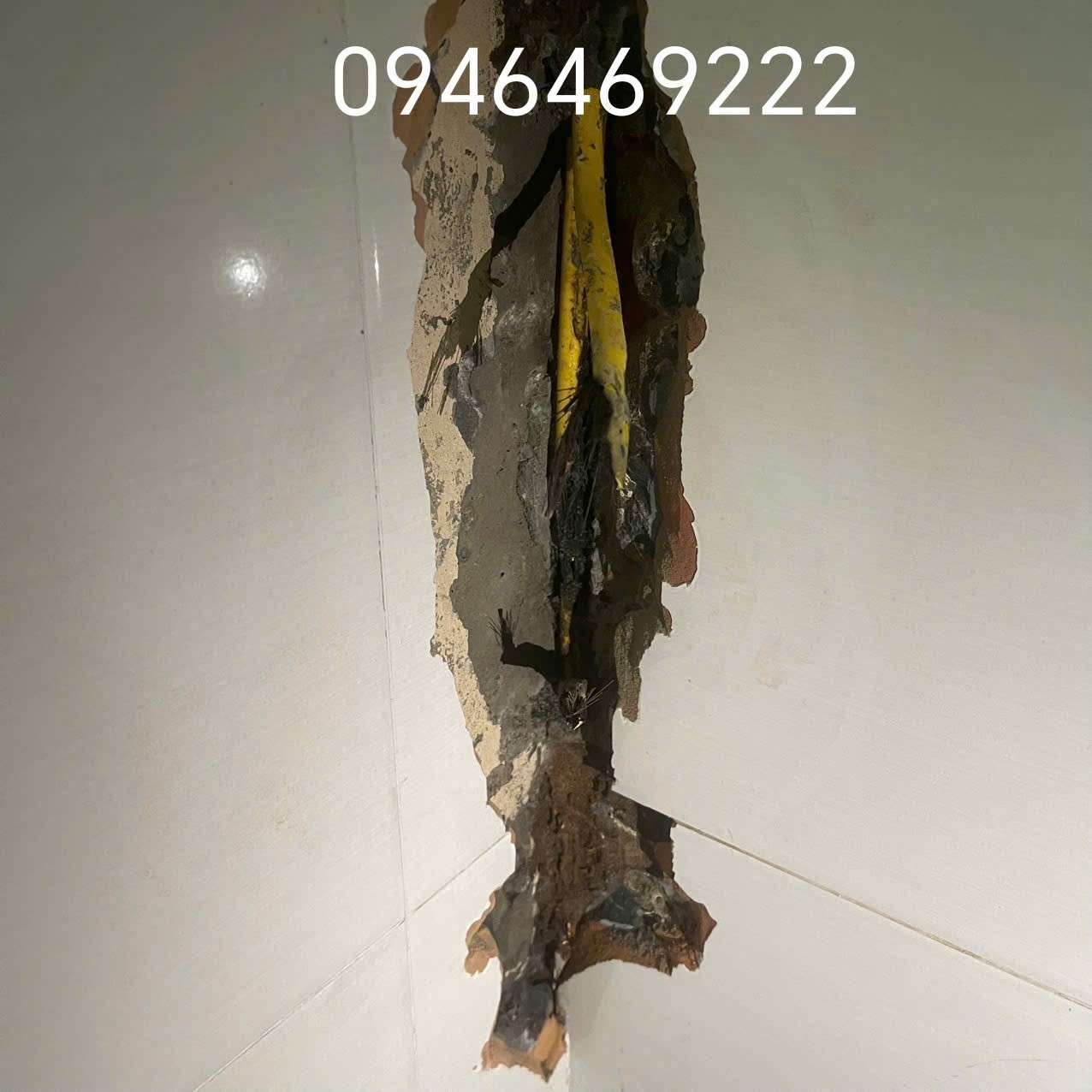 Mở cục bộ tường để kiểm tra đường dây điện có dấu hiệu cháy xém