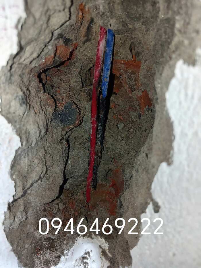 Chập âm tường Bắc Từ Liêm tại vị trí tường được mở để lộ đường dây