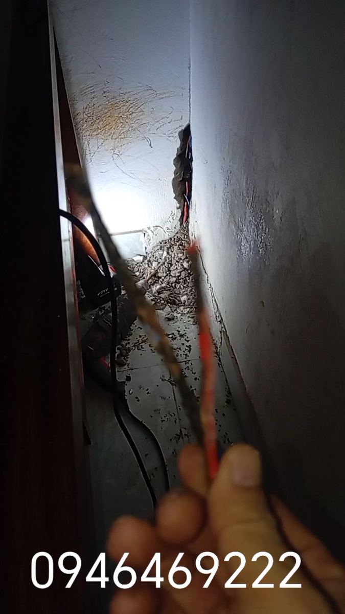 Mở tường cục bộ để đối chiếu đoạn dây điện âm tại Ba Đình