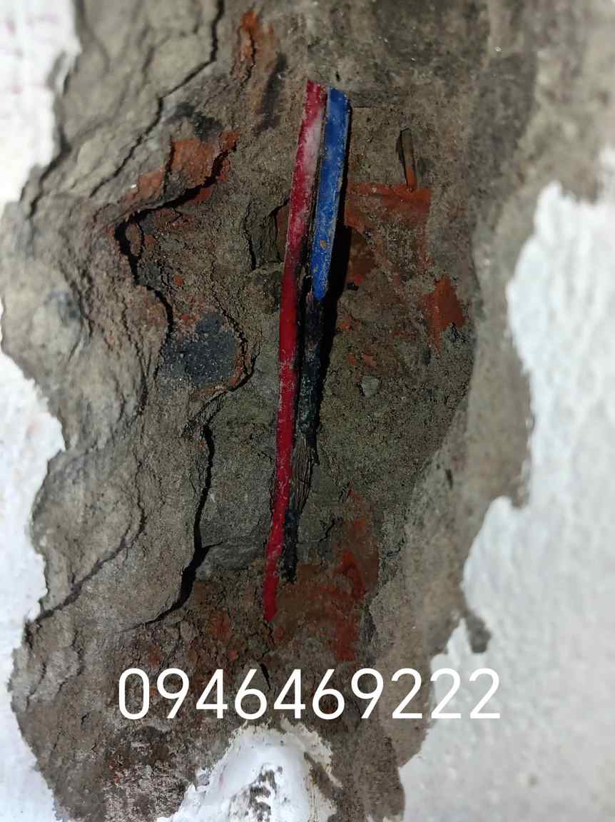Khu vực thợ sửa điện chập âm tường mở kiểm tra dây tại Hà Nội