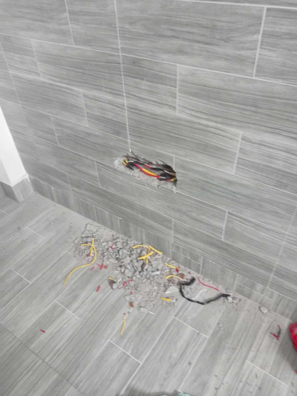 Mở tường kiểm tra dây điện ngầm tại Gia Lâm