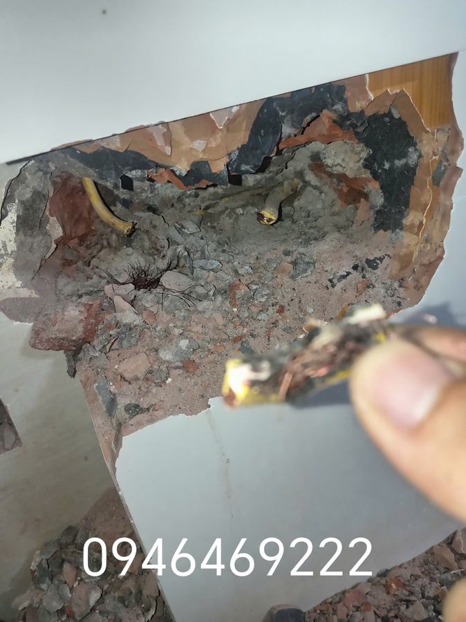 Mối nối âm tường cháy xém tại khu vực đã mở tường kiểm tra
