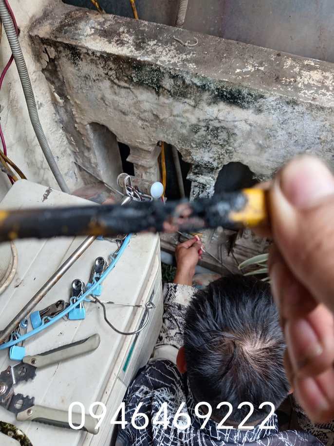 Thợ kiểm tra đoạn dây điện hư hỏng tại Bắc Từ Liêm