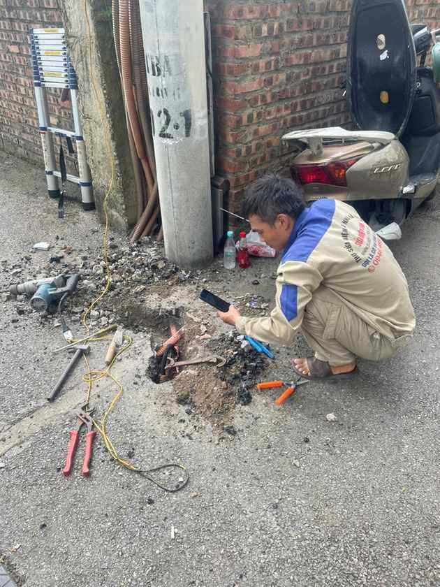 Thợ sửa cáp ngầm ngoài hiện trường sau khi khoanh vùng